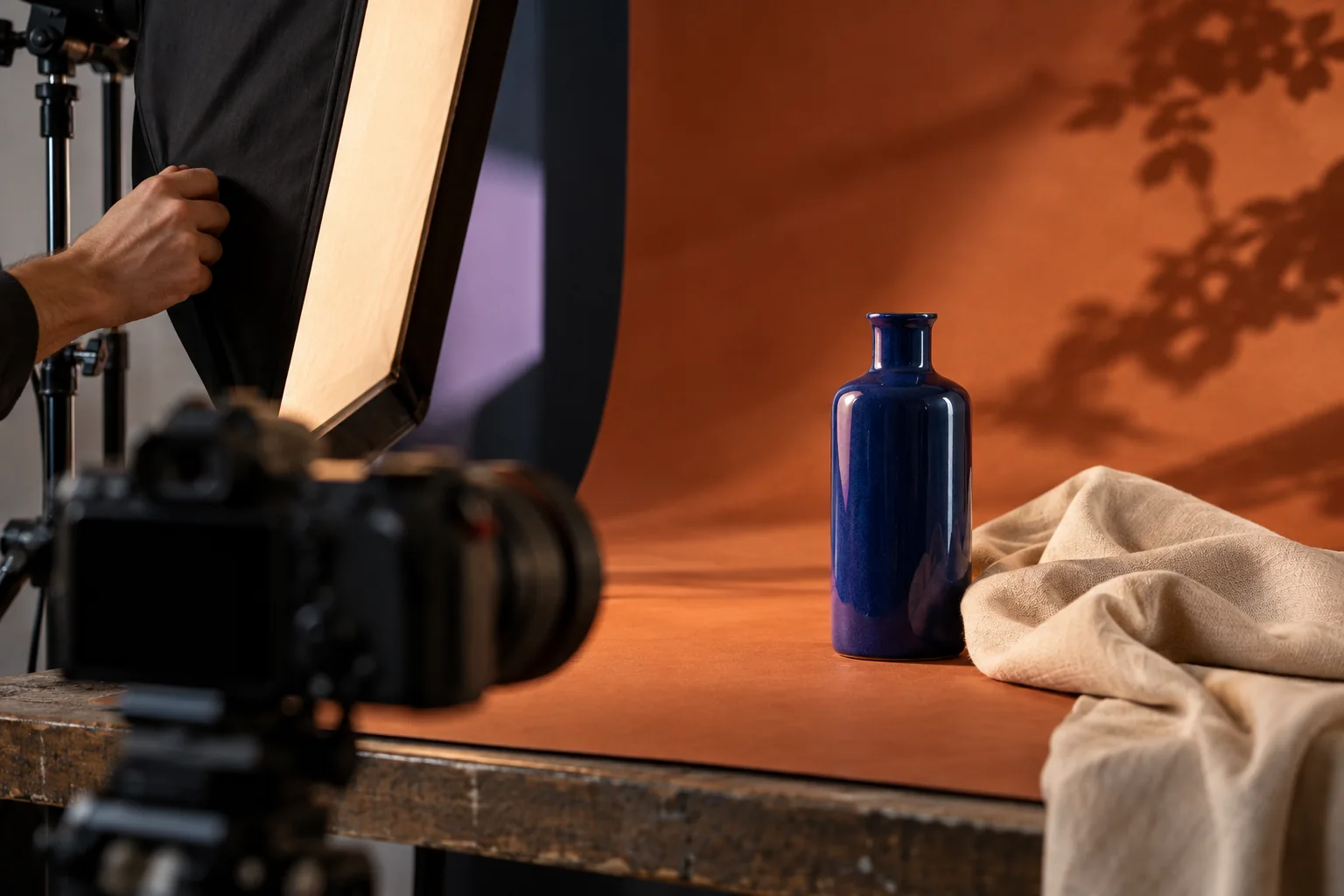 Escena editorial de una producción de contenido con iluminación controlada y un producto preparado para cámara